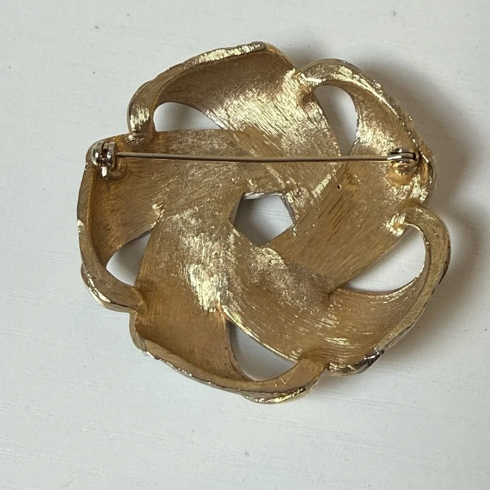 Vintage Mid Century Modern White Enamel Gold Tone Ribbon Knot Brooch Pin 1970s